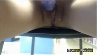 Студентка в очках мастурбирует в библиотеке