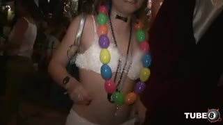 Выпившие шлюшки хвастаются жопами и сиськами на публике