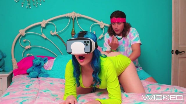 Jewelz Blu fucked while wearing VR goggles