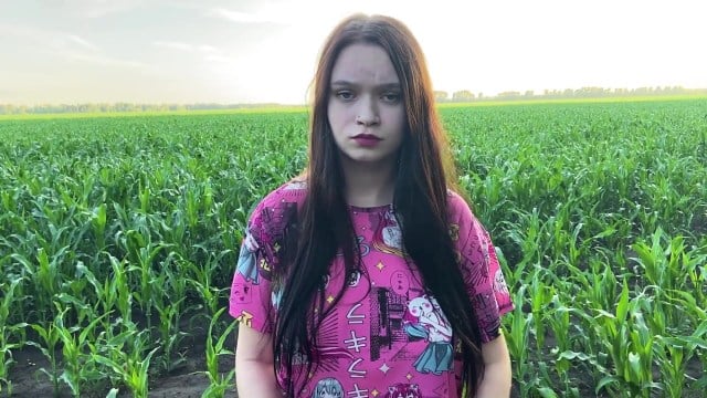 JuliaSayHo gets distracted in the cornfield