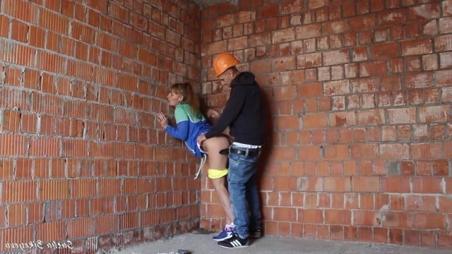 Рабочий застает девушку за мастурбацией на строительной площадке и трахает её своим толстым членом